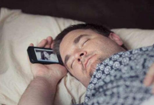 睡觉手机放在枕边的危害 是否真的是谣言