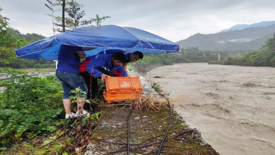 中国电信组织抗洪抢险队连夜奔赴龙门山 全力做好救灾通信保障工作